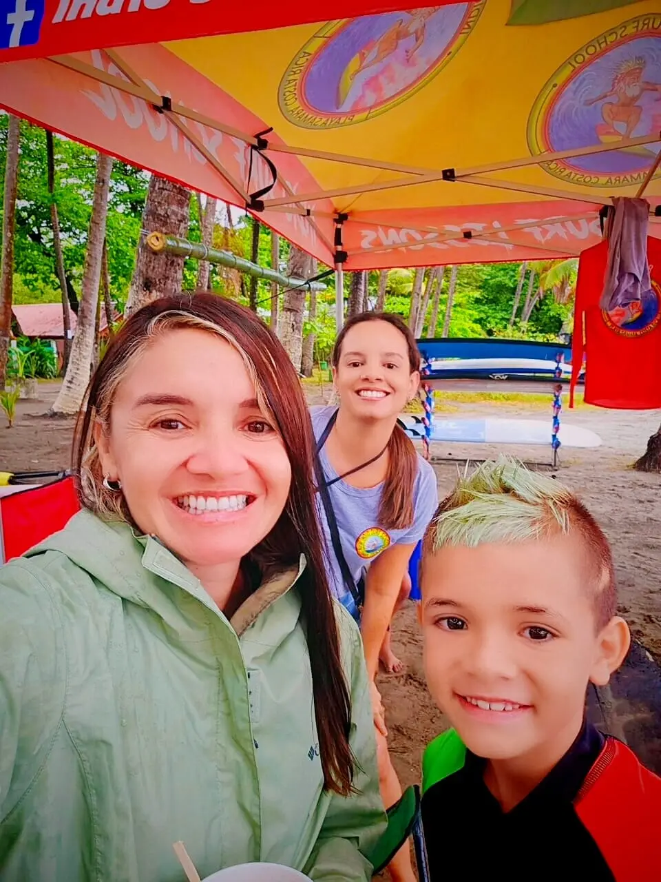 Familie genießt ihren Surfkurs-Tag bei der Indio Surf School in Playa Sámara