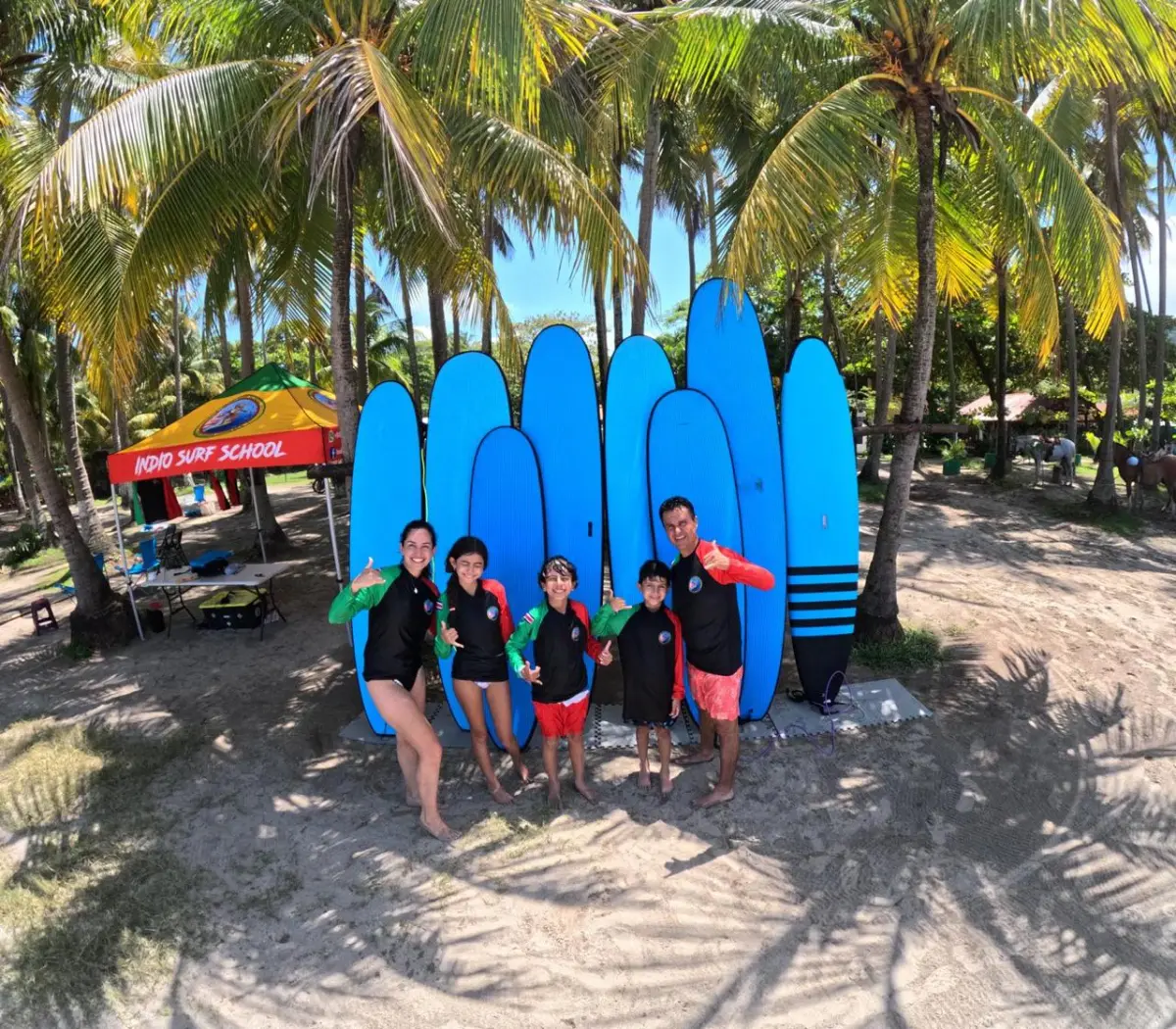 Familie bereit für einen Gruppen-Surfkurs bei der Indio Surf School, Playa Sámara, Costa Rica