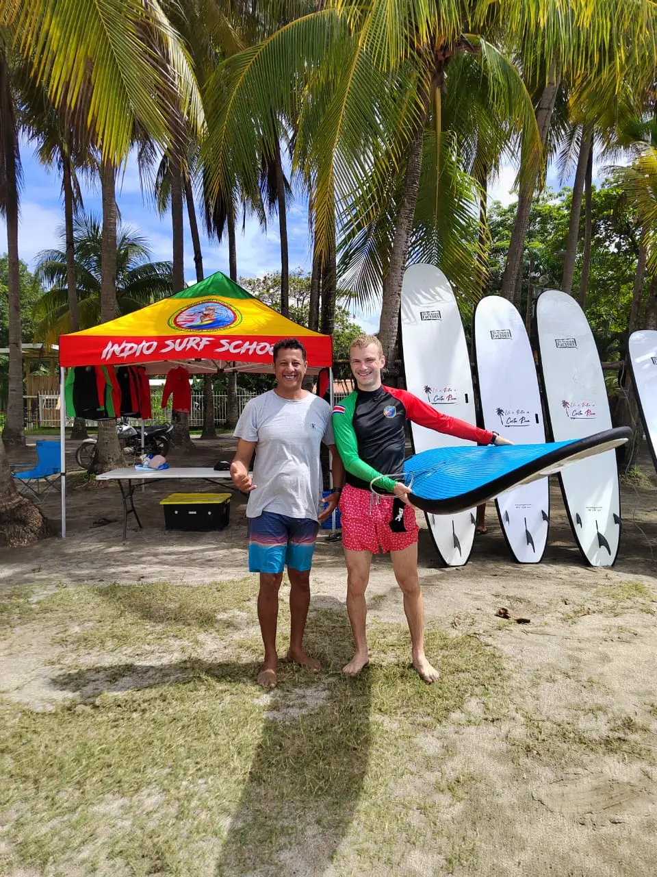 Surflehrer und Schüler mit Surfbrettern bei der Indio Surf School, Playa Sámara, Costa Rica