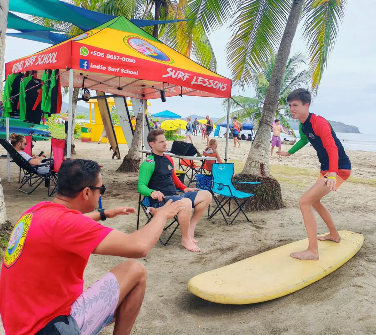 Surflehrer bringt einem Schüler den Pop-up bei der Indio Surf School bei, Playa Sámara